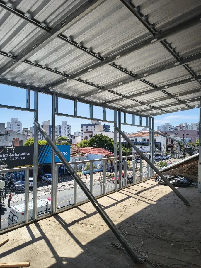 Estrutura e cobertura em fase de montagem