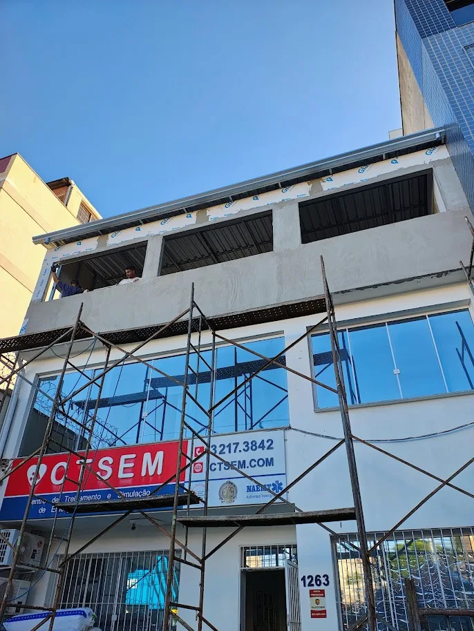 Fachada durante a etapa de fechamento