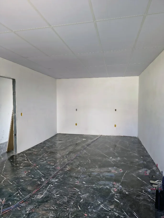 Ambiente interno com piso e forro executados