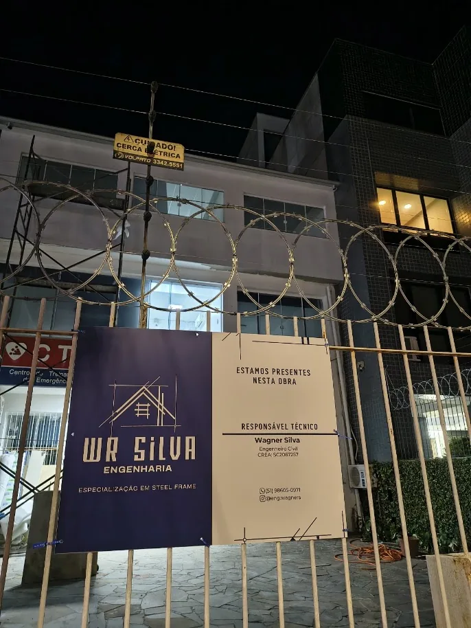 Fachada e identificação da obra no período noturno