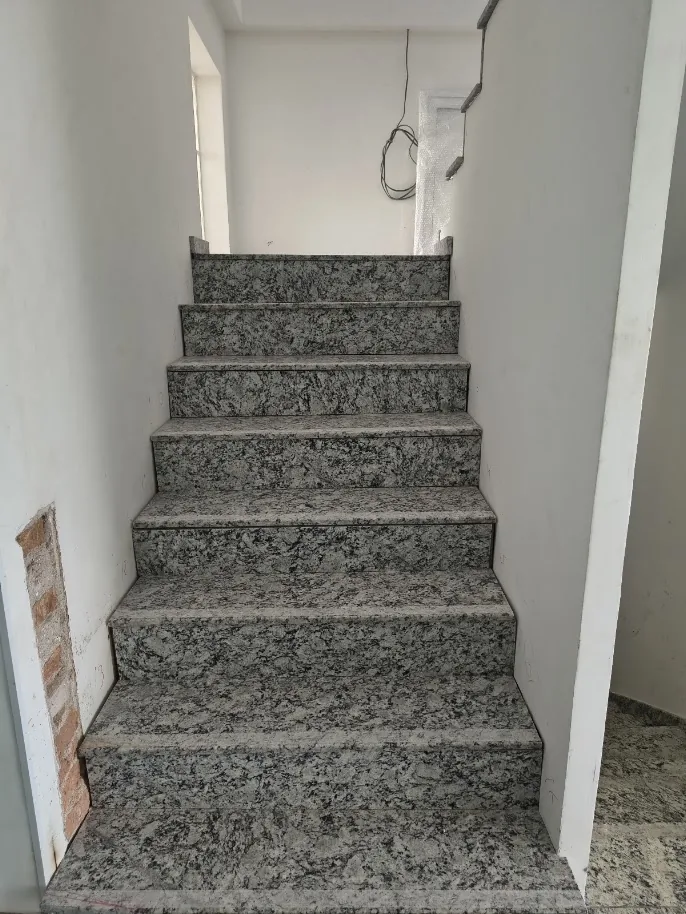 Escada com acabamento em pedra