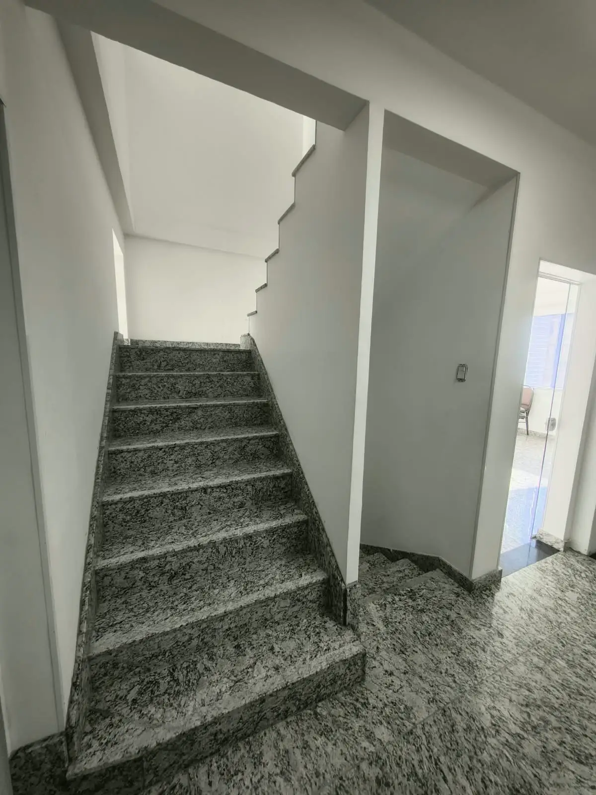 Escada em granito com acesso aos ambientes