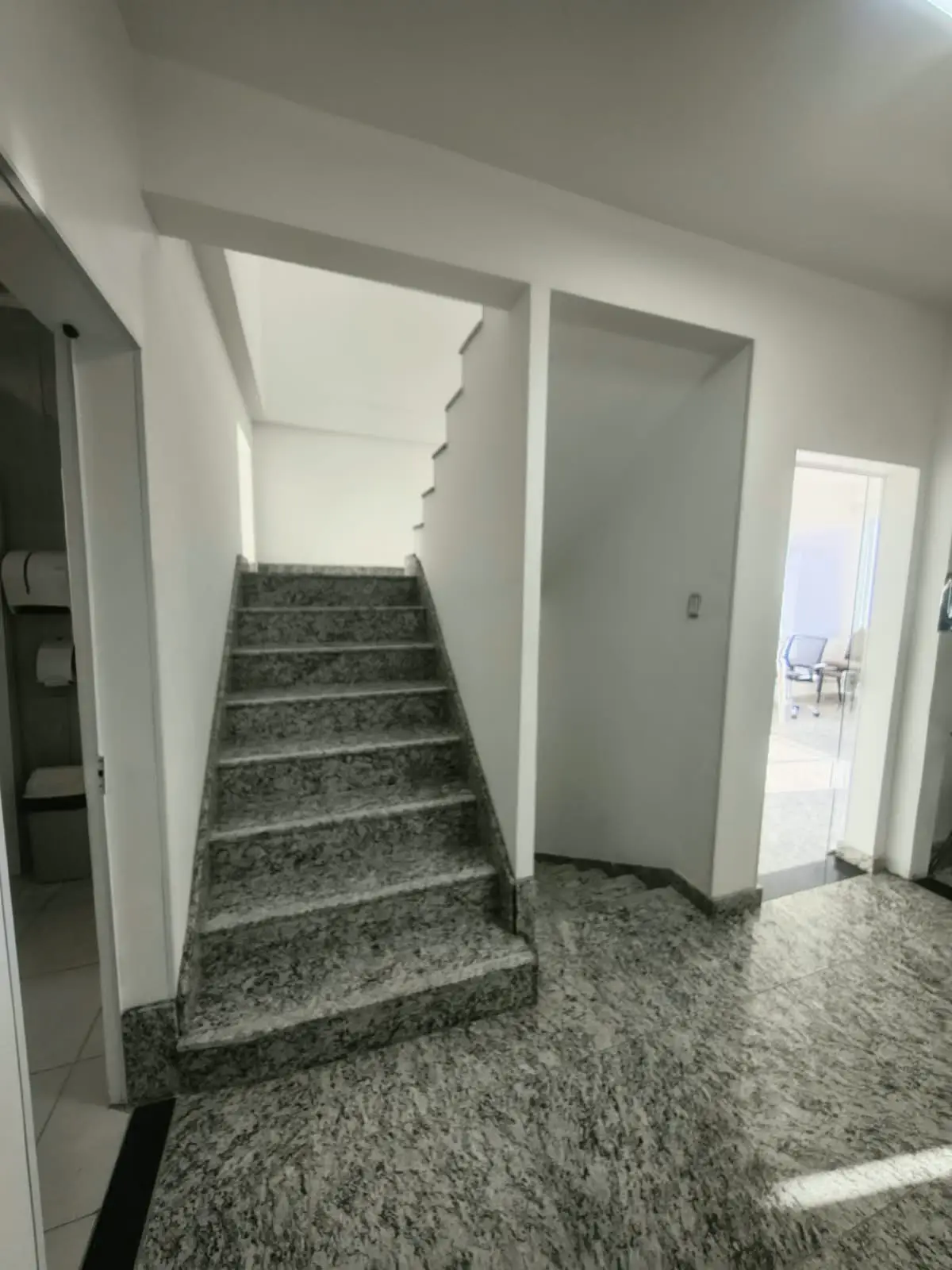 Escada em granito e corredor de acesso ao banheiro