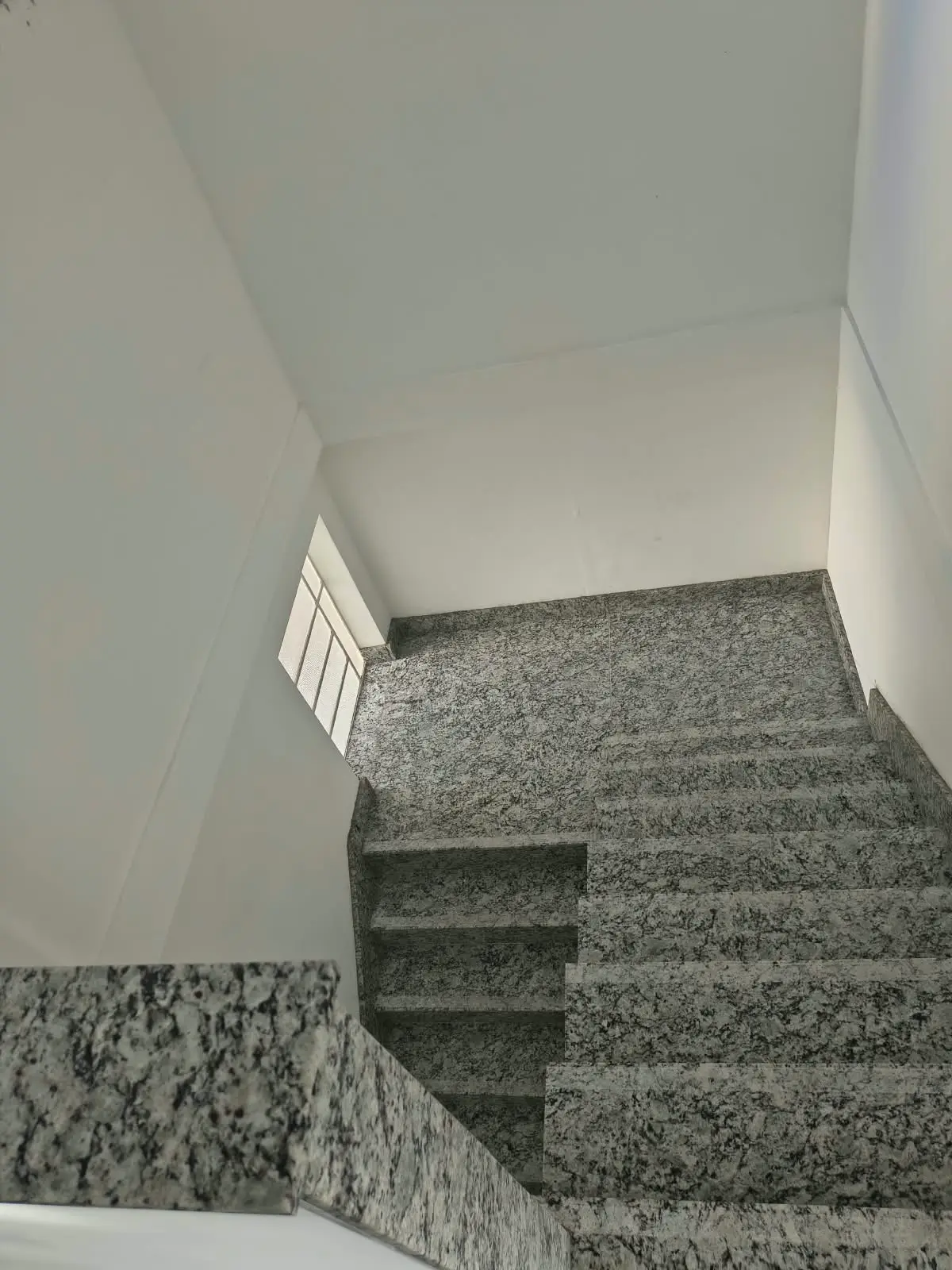 Detalhe do acabamento em granito da escada