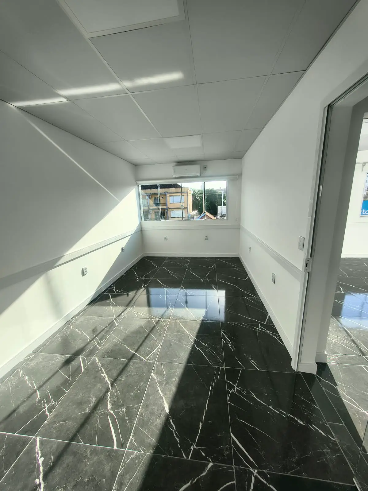 Ambiente com piso em porcelanato e esquadrias instaladas
