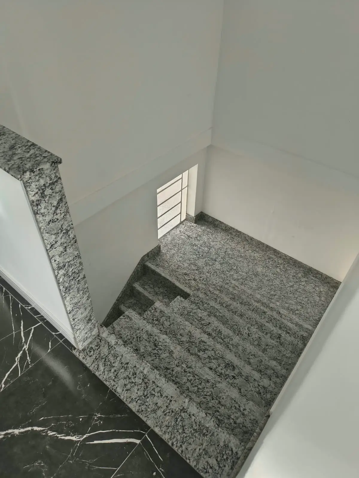 Escada em granito vista da circulação superior