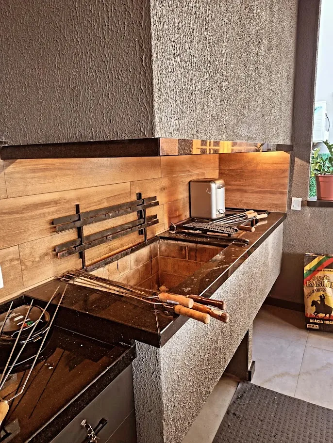 Detalhe da churrasqueira e bancada