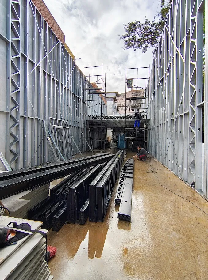 Treliças preparadas para a etapa de cobertura