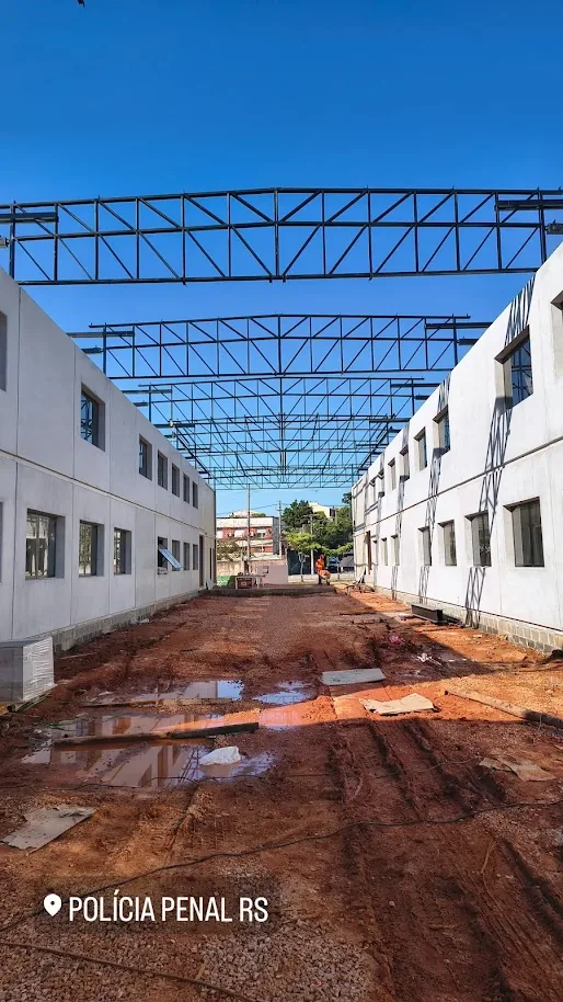 Estrutura de cobertura entre os blocos da edificação