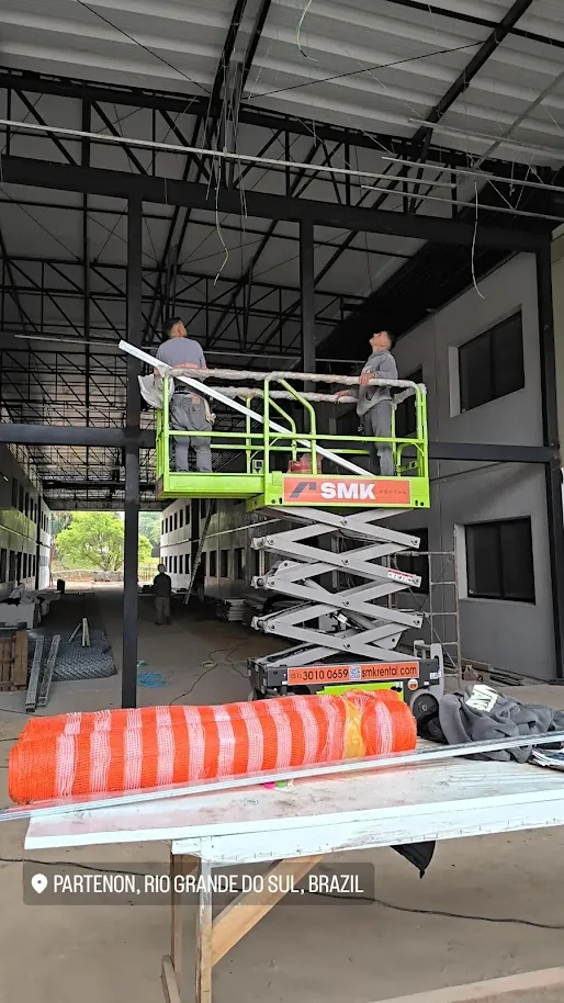 Equipe em etapa de instalações e acabamento