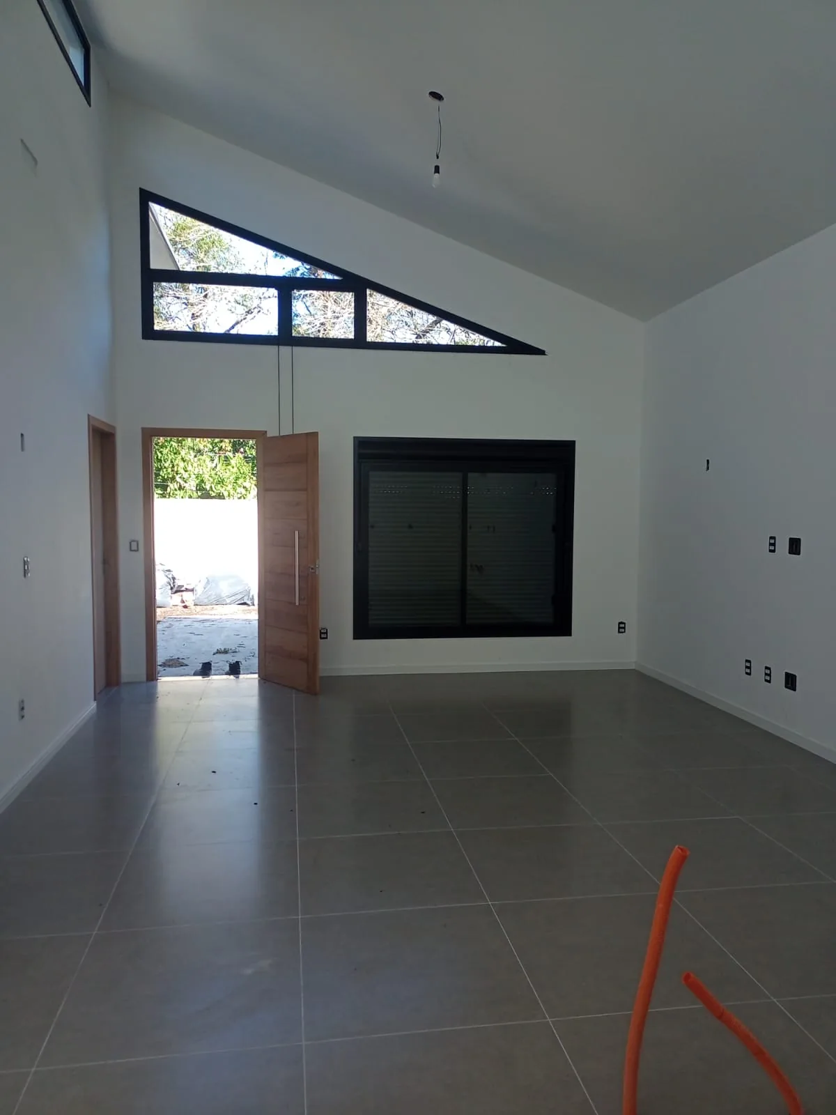 Sala finalizada com pé-direito e esquadrias especiais