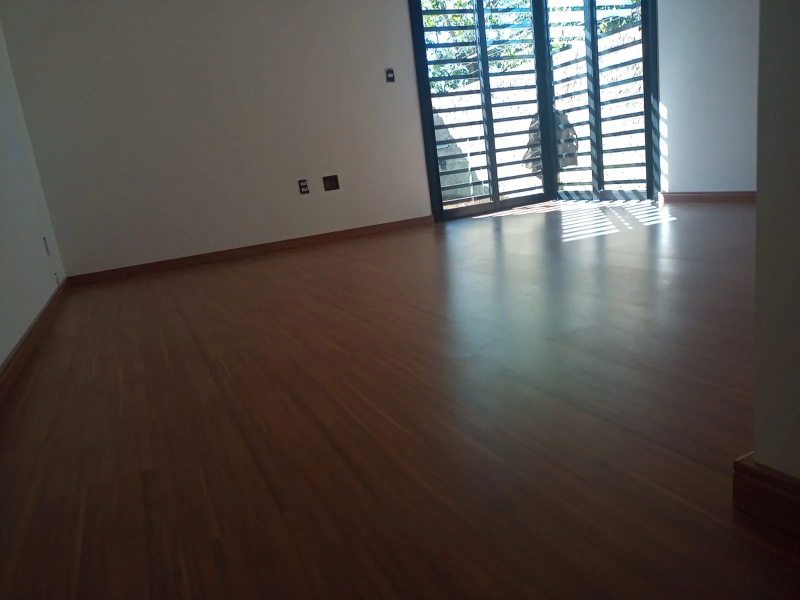 Acabamento interno com piso amadeirado