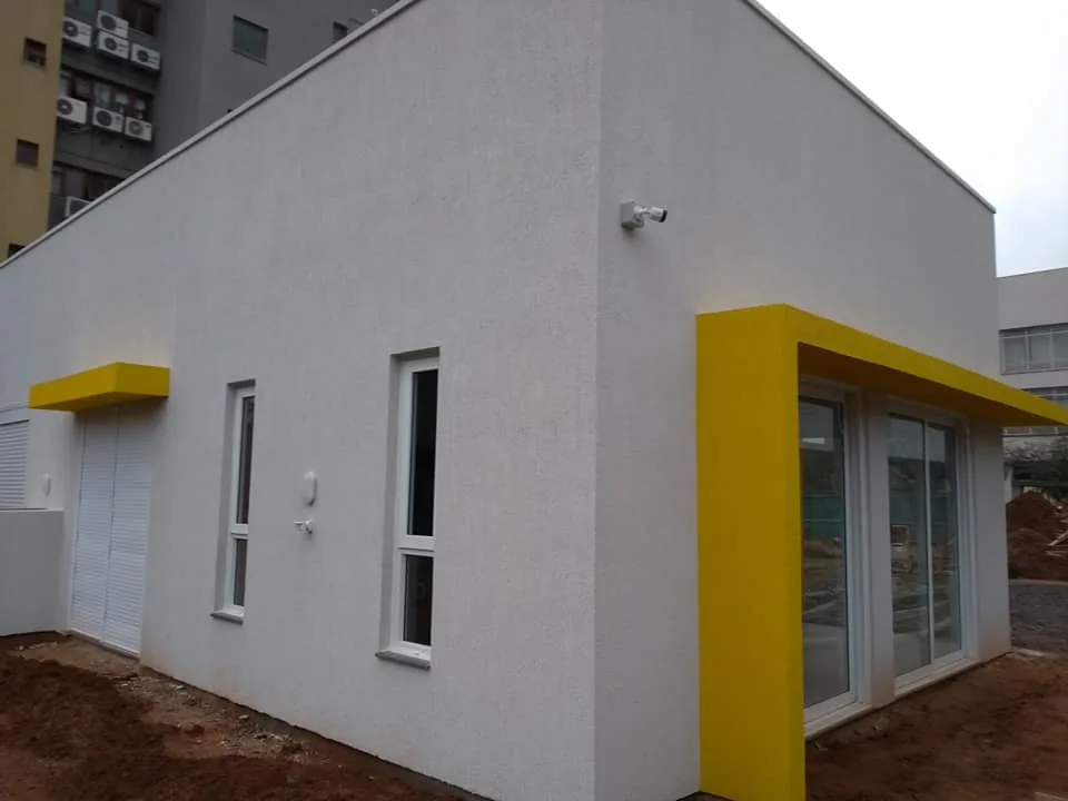 Fachada lateral com detalhe arquitetônico amarelo