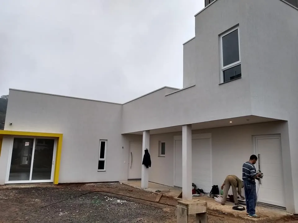 Vista do acesso e volumes da residência