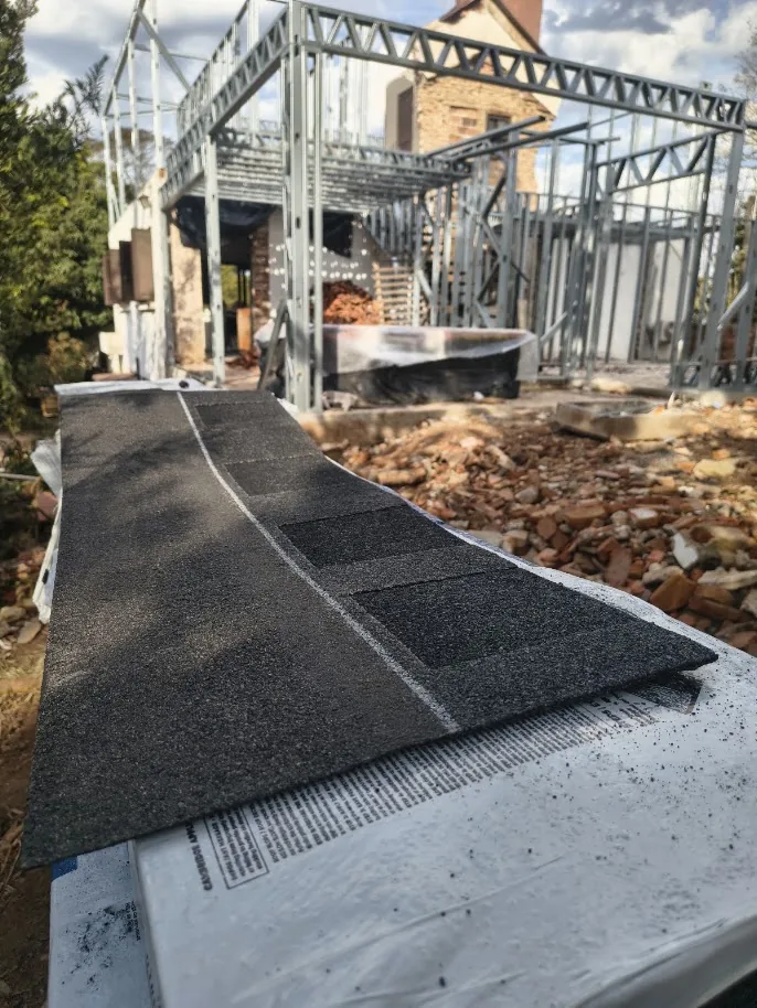 Detalhe de telha Shingle junto a obra em Steel Frame
